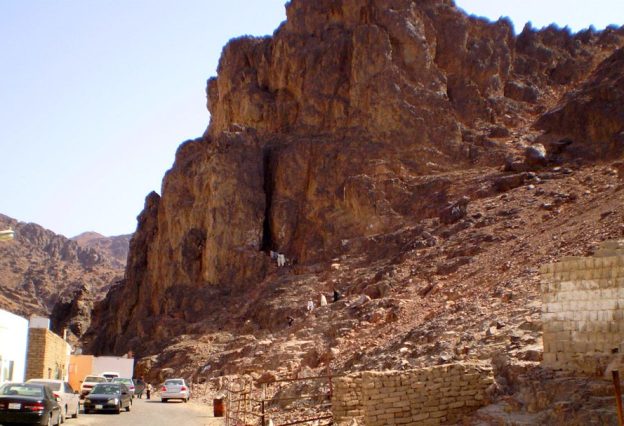Cave-of-Mount-Uhud-1024x607